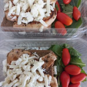 Grilled Chicken Sandwiches with Cheese and Salad  <br> 480 Kcal