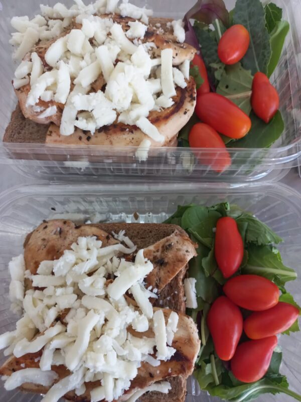 Grilled Chicken Sandwiches with Cheese and Salad  <br> 480 Kcal
