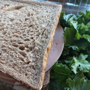 Ham and Cheese Sandwich with Kale  <br> 420 Kcal