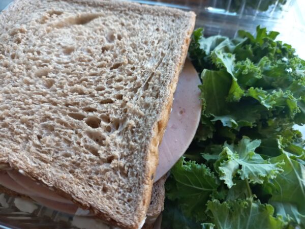 Ham and Cheese Sandwich with Kale  <br> 420 Kcal